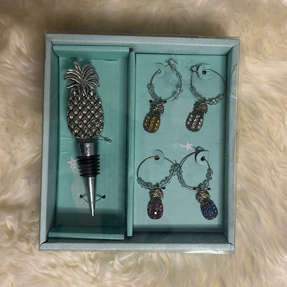 Pineapple bejeweled wine stopper and glass charm set NIB